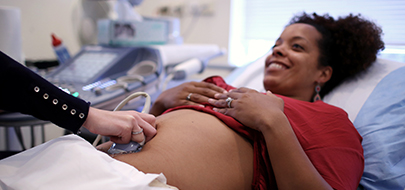 Une femme enceinte réunionnaise pendant une échographie