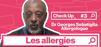 L' allergologue Georges Sebatigita sur fond rose.