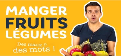 Sébastien Payet porte une caisse de fruits et légumes. Sur fond jaune. 