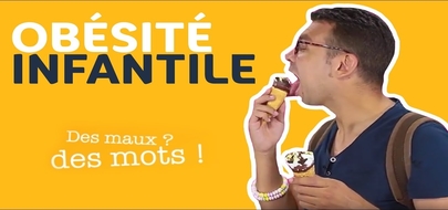 Sébastien Payet mange des glaces. Sur fond jaune. 