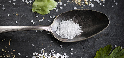 Une cuillère de sel posée sur une table 
