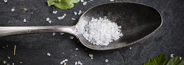 une cuillère contenant peu de sel