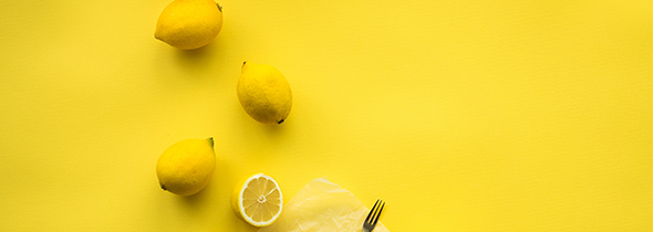 Des citrons jaunes sur une table jaune