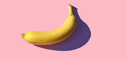 Une banane sur un fonds rose